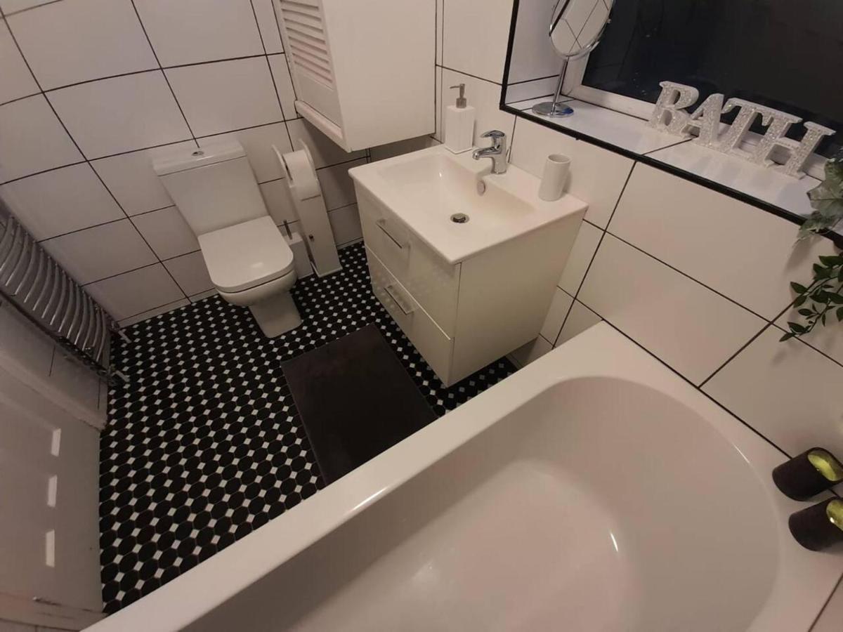 فيلا Bright 4-Bed House 15 Min To Manchester Centre المظهر الخارجي الصورة